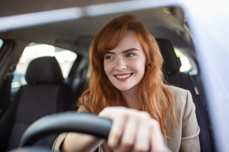 Entspannte Autofahrerin am Steuer
